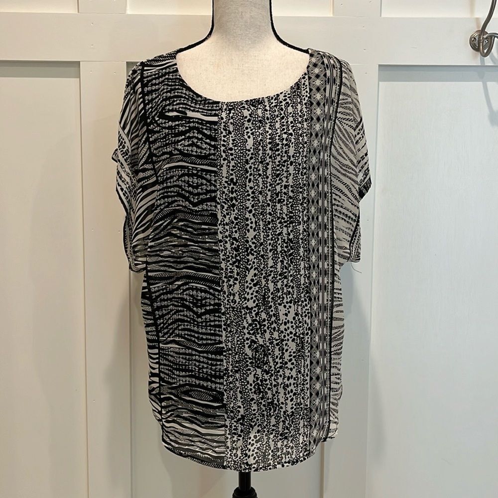 Joseph A. women’s B&W SS top with attached tank top. EUC.